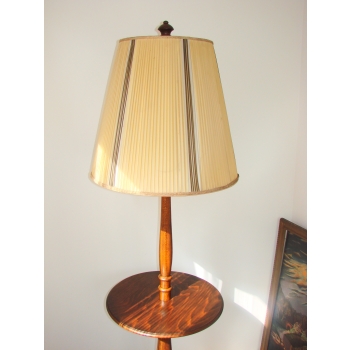 Drewniana lampa podłogowa vintage ze stolikiem